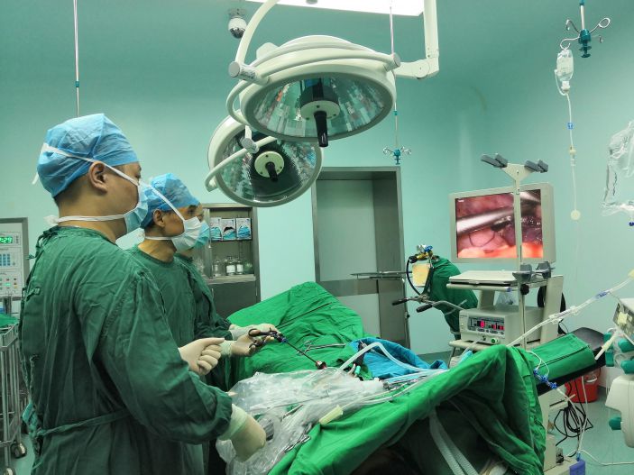 00後姑娘腹痛如刀割，原來是闌尾壞疽穿孔 ——溫奕果團隊開展二孔式腹腔鏡下闌尾手術，創傷小、恢複快